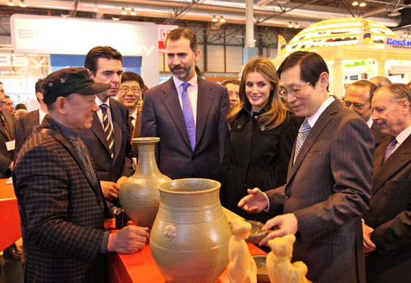 第33届西班牙马德里国际旅游展览会FITUR开幕 西班牙王储夫妇来中国展台巡视
