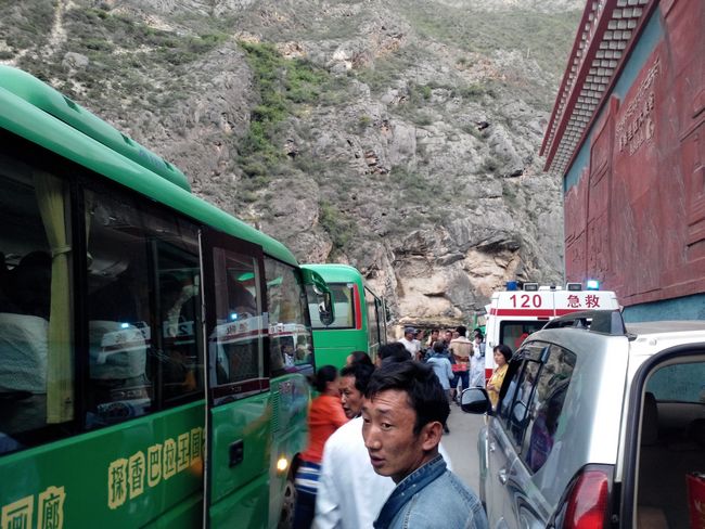 迪庆5.1级地震被困游客全部安全转移 巴拉各宗景区及通往德钦方向道路封闭