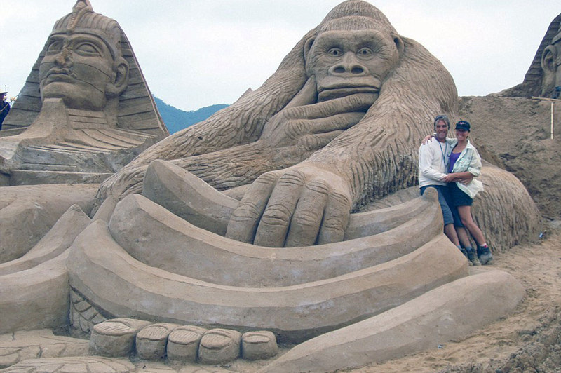 英夫妇环游世界同时创作巨型沙雕